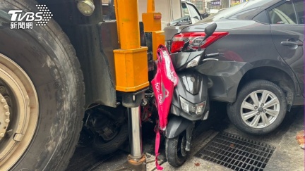 有片／70噸吊車暴衝撞11車　外送員遭捲車底