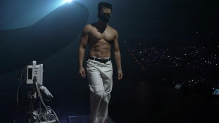 睽違20年！Rain攻蛋脫了「秀出腹肌」熱舞