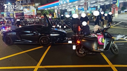 士林夜市千萬麥拉倫超跑左轉撞外送機車　民眾圍觀：這下吃力了