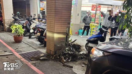 有片／中和77歲翁「吃感冒藥頭暈」駕車撞爆超商柱子、盆栽噴飛