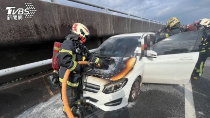 快訊／國1五股交流道賓士車頭突起火　一家3口驚恐逃下車