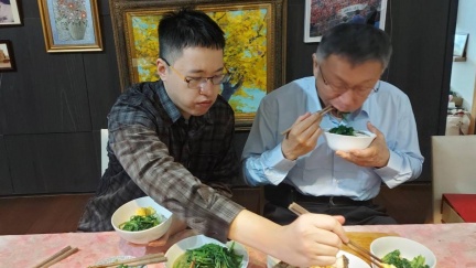 柯文哲與博士兒罕同桌　陳佩琪笑稱：厚論文老爸也認輸