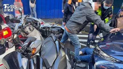 中和轎車暴衝撞8車　騎士遭壓車底16警抬車搶救