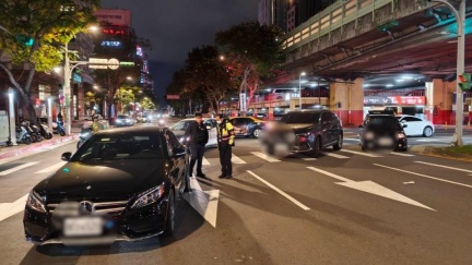 北市行人過馬路遭左轉車撞倒　慘被賓士再輾過不治