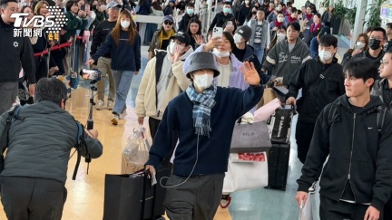 SJ來了！利特「紫色大衣」超顯眼　始源跟粉絲碰拳