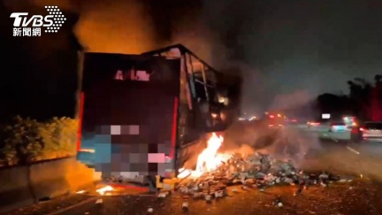 國一新竹段貨車燒成廢鐵　南下車流塞爆