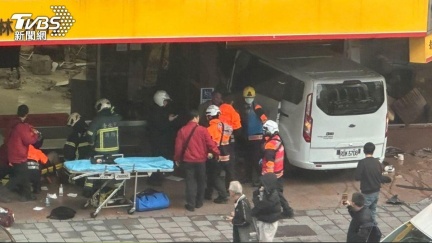 三立採訪車撞進銀行　10人濺血傷勢曝光