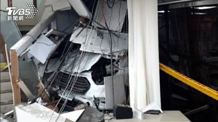 三立車「插進牆裡」！彰銀整面牆粉碎　內部慘況曝光