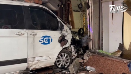 撞擊瞬間曝！三立採訪車「完全沒煞車」　10人遭掃過噴飛