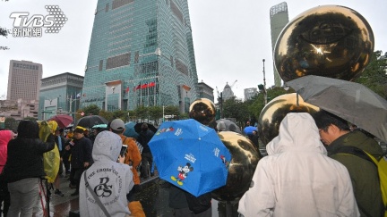 霍諾德徒手攀101延期！信義區湧逾500人　粉絲嘆：明再來