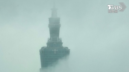 徒手攀101改明日　鄭明典「有點勉強」：低雲、濕氣重