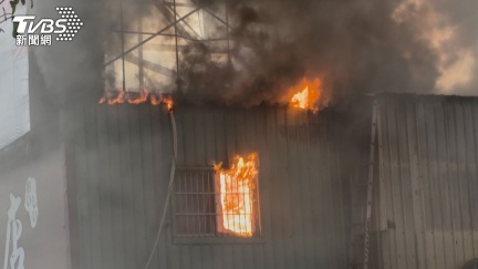 高雄鐵皮屋大火！濃煙化「巨型黑龍」狂竄