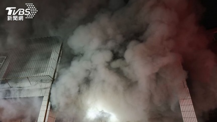 基隆民宅車庫火警！濃煙直竄、爆炸聲不斷　8人急疏散