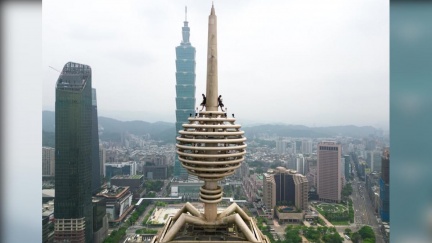 搶看霍諾德！極限玩家闖遠雄金融中心　塔尖VIP視角曝