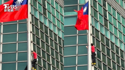 不斷更新／全球矚目！霍諾德即將開爬101　逾千人擠爆信義區　 