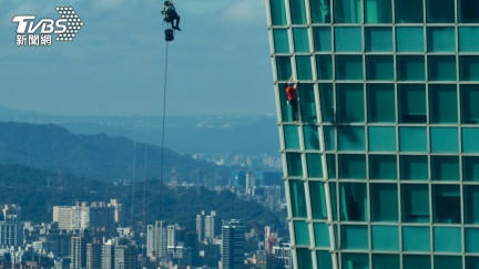 爬一半突「定格」！霍諾德嚇壞主持人　鏡頭拉近笑噴：在挑歌啦