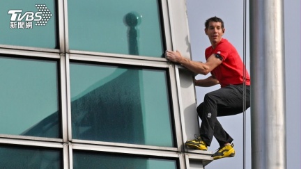 不斷更新／全球矚目！霍諾德即將開爬101　逾千人擠爆信義區　 