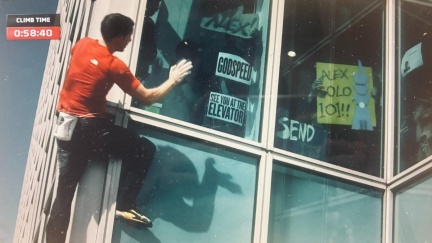 霍諾德經77樓「google員工瘋了」　高舉標語應援他樂喊：這層好狂