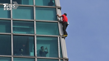 Netflix直播霍諾德爬101「沒字幕」　果粉可靠AirPods神救援翻譯