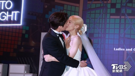 Lulu婚紗甜美現身　愛的親親陳漢典閃瞎全場