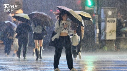 大雨猛下「3縣市亮燈」　今晚低溫15度持續濕冷