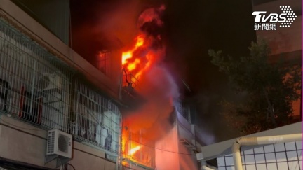 高雄透天厝奪命惡火！家屬崩潰喊「還有人」　1男燒成焦屍