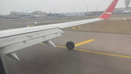 飛機降落輪子突脫落畫面曝　桃機北跑道急關閉