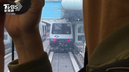 北捷文湖線異常！往南港展覽館列車「停鐵軌」　忠孝復興擠爆