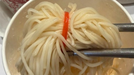 雙月又爆食安問題！客吃到「橡皮筋捆麵線」　業者回應了