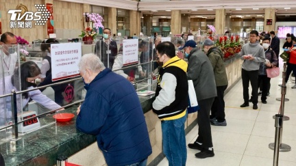 換新鈔！民眾不畏低溫排隊換「五色新鈔」  今起限時5日