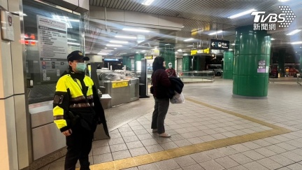 北捷新店站傳當眾亮刀　警鎖定特徵追查一戴帽翁