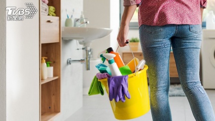 大掃除靠「1神物」！浴室天花板刷完變亮白　網激推：俗又大碗