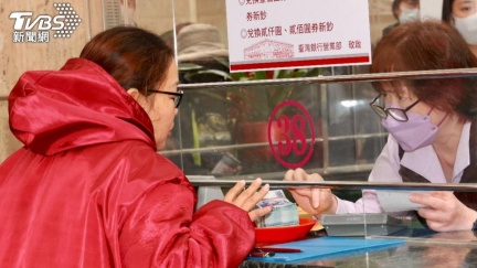 換新鈔銀行排爆、ATM卻沒人　網揭真相：不是「台灣人愛排隊」