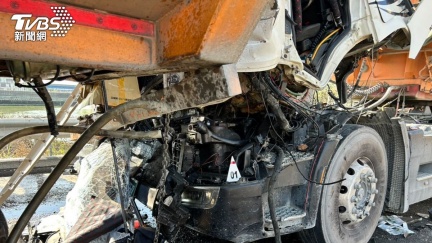 國10里港段嚴重車禍！3大車撞一團　車頭扁爛1死