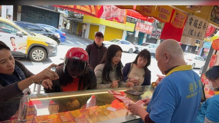 威力彩衝13.5億　彩券行湧千人搶買