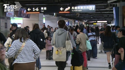 年前返鄉潮爆發！北車湧現大批旅客　桃機拿行李「等1小時」