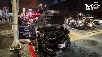 北捷忠孝新生站旁計程車突起火「烈焰燃燒」　1人遭燙傷