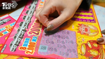 北漂科技男沒年終不回老家　女友「神助攻」刮中百萬