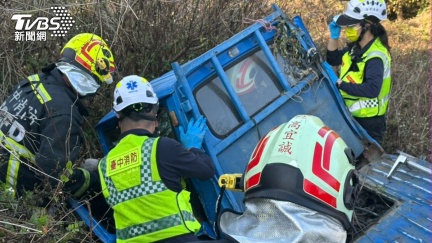 台中小貨車經公墓翻落田中　72歲男駕駛沒心跳