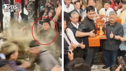 \大甲鎮瀾宮「頭香狀元」誕生　台中男抱走金媽祖