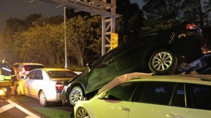 國道連環撞！轎車被「擠飛噴車頂」　5車遭波及塞爆