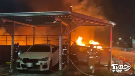 台南流當車場逾3百汽、機車陷火海　大批消防衝現場