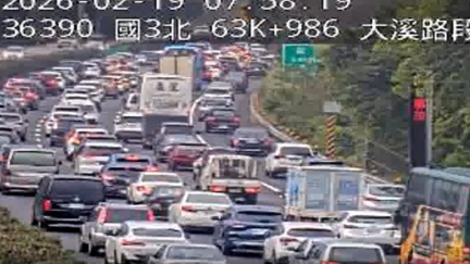 初三出遊快改道！國3大溪交流道2車追撞　車流塞爆