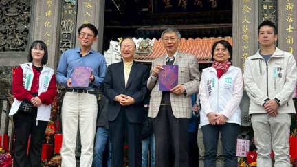 賴遭主委嘔吐物濺身急關切！柯揪這點很怪：為何常遇到