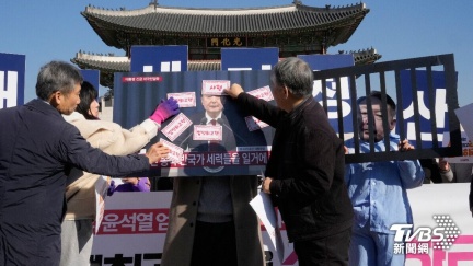 尹錫悅抵法院！一審即將宣判　支持者與反尹派法院外嗆聲