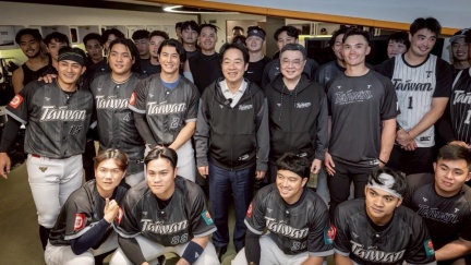 賴清德看台日交流賽　維安人員「潛休息室偷簽名球」