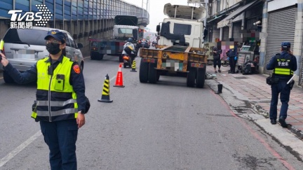 高雄女騎士捲拖板車巨輪輾斷魂　送醫搶救不治