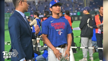 陳傑憲手纏繃帶現身　談受傷「不甘心、很遺憾」爭取再上場