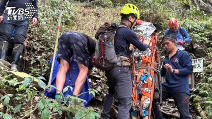 資深高山協作墜90米深谷亡　搜救隊接力揹下山