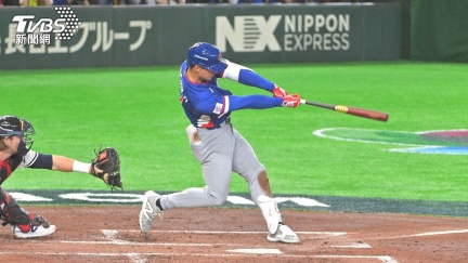 費仔敲滿貫砲炸裂全場！球迷見一幕：心臟被重擊n次